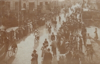 Cyklistické závody v Pardubicích, jeden z cyklistů děda František Kosina, Pardubice, počátek 20. století.