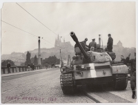 Demonstrace proti invazi vojsk Varšavské smlouvy, Praha, 21. srpna 1968, autor fotografie neznámý
