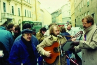 Vladimír Veit zpívá během listopadových událostí roku 1989 píseň o bitvě na Bílé hoře před československou ambasádou ve Vídni, autorem textu je Pavel Kohout (vlevo)