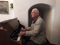 Hans Lau hraje ve smržovském kostele na harmonium