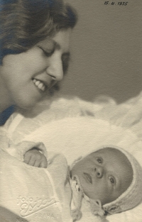 Marie Macháčková, maminka pamětnice, s prvorozeným synem Pavlem, Praha 1935