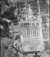 Letecký snímek vyhlazovacího koncentračního tábora v Osvětimi pořízený z letadla Royal Air Force (RAF)