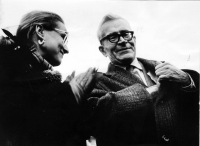 Monika Pajerová na Albertově 17. listopadu 1989 s dalším řečníkem, akademikem Miroslavem Katětovem