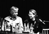 S Jiřím Dienstbierem st. na tiskové konferenci Občanského fóra a Studentského hnutí, 1989