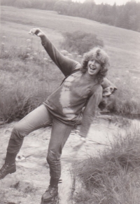V trampském oděvu (batikované tričko, kanady, bágl) na Šumavě, 1987