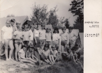 Dětský pionýrský tábor, Alena Mašková (5. stojící zprava), Jaroměř, 1966