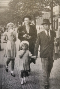 Otta Bednářová with the family in Prague in 1939