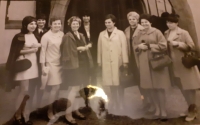 Eva (vzadu uprostřed) po promoci s bývalými spolužačkami ze zdravotnické školy, Praha 1971