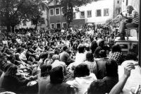 Vladimír Veit vystupující na folkovém festivale v Českém Krumlově, konec 70. let