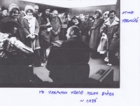 Vernisáž výstavy Kamila Lhotáka v roce 1975, na akordeon hraje Milan Bláha