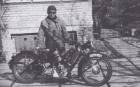 Kamil Lhoták starší s historickým motocyklem z roku 1926, rok 1958