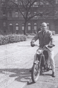 Kamil Lhoták starší na mopedu Pionýr, rok 1956