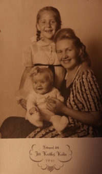 S maminkou a mladší sestrou Marií, 1941