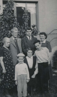 Rodinná fotografie, kterou měl František Přeučil s sebou ve vězení. 
Zleva: rodiče, syn Jan, manželka. 
Zleva v dolní řadě: dcera Marta mezi dvěma malými synovci 