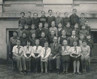 Marta Jurková na školní fotografii z Dejvic (v pruhovaném svetru první zleva ve druhé řadě). Její spolužák Petr Pithart je první zleva ve třetí řadě. 