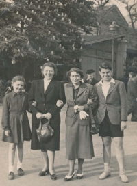 Marta Jurková (vlevo) jako třináctiletá 