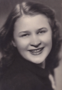 Irena Muchová v době svých studií na obchodní akademii v Jihlavě