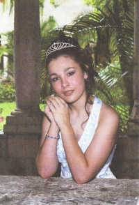 Jerrylly, dcera Rolanda Acosty, jehož rodině pomáhali Jiří a Miriam Prokopovi uniknout nucenému přesunu na Kubu. V době útěku byla žena Acosty v očekávání, jejich dcera Jerrylly přišla na svět ve svobodné Vídni