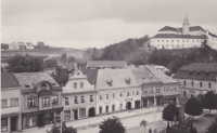 Pohled na ledečské náměstí, kde je vidět i obchod s látkami Karla Muchy. Foto nedatováno