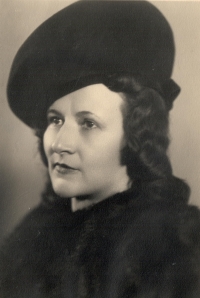 Maminka Marie Bubílková, asi před druhou světovou válkou