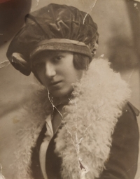 Marta Grossmann, matka pamětnice, ve Znojmě v mladých letech. 