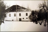 Frontální pohled na rodinný mlýn v roce 1930