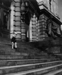 Vladimír Veit jako malý kluk na schodech Rudolfina, první polovina 50. let