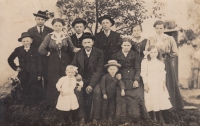 Adolf Pachlatko (dítě v klobouku) s rodinou (1944)
