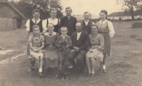 Adolf Pachlatko (vpředu uprostřed) s rodiči a sourozenci (1945), chybí pouze bratr Johann, který se vrátil z války později