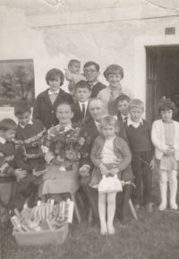 Pamětníkova manželka (vlevo vzadu) s pamětníkovými prarodiči Pachlatkovými (1970)