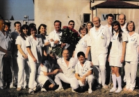 Personál traumacentra Liberec, pamětník s pugétem růží, oslava pamětníkových narozenin, 2013