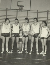 Basketbalové mužstvo TJ Jičín - Jaroslav Veselý uprostřed

