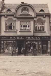 Obchod Karla Muchy se suknem a látkami na ledečském náměstí 