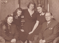 Společná rodinná fotografie Muchových pořízená v době těsně před zatčením a uvězněním celé rodiny