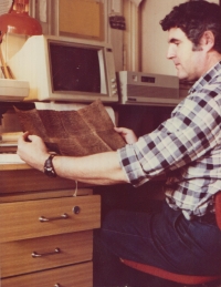 Jiří Prokop v roce 1991, v rukou dopis psaný v hebrejštině, foceno ve Šmeralových závodech