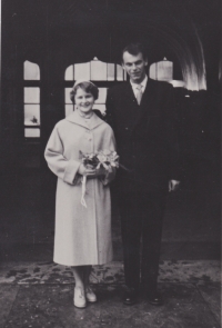 Manželský sňatek (1955) Ireny a jejího manžela zvaného Tonka, který jí byl od studentských let po celý život důležitou oporou