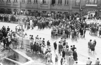 Textilana 1968 před vrátnicí, stávka