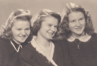 Eva (1931), Irena (1930), Hana (1929) v době těsně před zatčením otce a vězněním celé rodiny