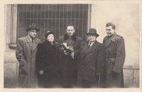 Promoce Vladimíra Zikmunda. Zleva: bratr Jiří Zikmund, matka Barbora Zikmundová, otec Jan Zikmund, bratr Josef Zikmund.