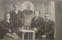 Vpravo otec Josef Dinter se svými sestrami