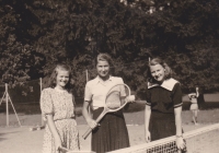 Na snímku první zleva Eva a třetí Irena na tenise ve Štěkni