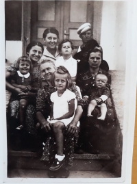 Hana Kontová (vpravo dole) s rodiči a příbuznými, 1939