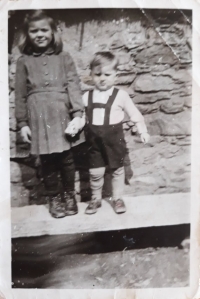 Hana Kontová s bratrem Janem, 1944