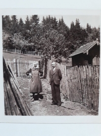 Babička Hany Vondráškové a její otec, 1946