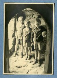 Josef Loub (vpravo) s kamarády z kolektivu sdruženého kolem kostela sv. Ignáce, počátek 40. let