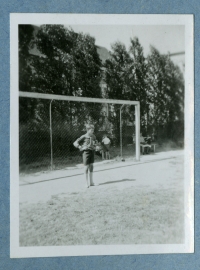 Fotbalová utkání pořádáná mladým kolektivem u kostela sv. Ignáce, Praha, počátek 40. let