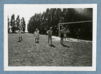 Fotbalová utkání pořádáná mladým kolektivem u kostela sv. Ignáce, Praha, počátek 40. let