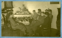 Kolektiv bývalých skautů na faře kostela sv. Ignáce, první polovina 40. let