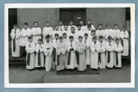 Ministrantský sbor u kostela sv. Ignáce, Praha, druhá polovina 40. let