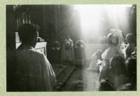 Bohoslužba v kostele svatého Ignáce, Praha, druhá polovina 40. let